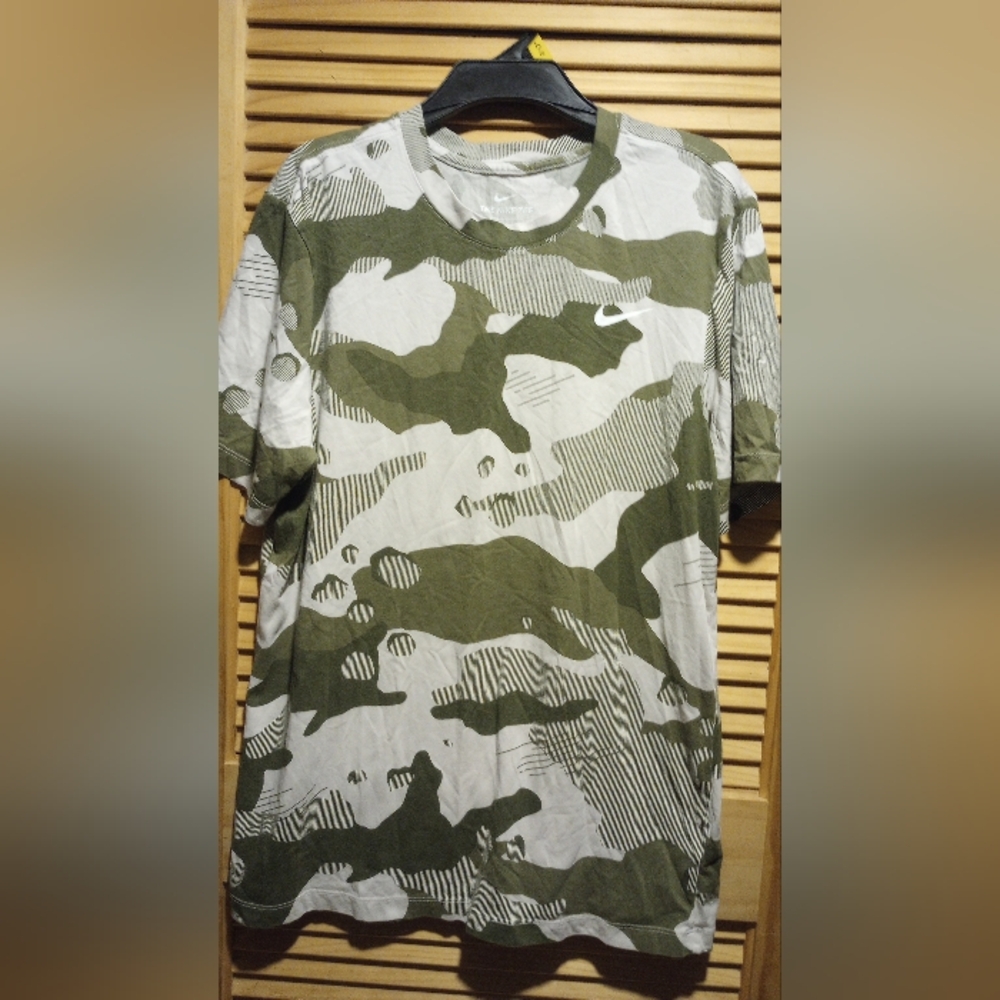 Nike Men's Green Camo T-Shirt